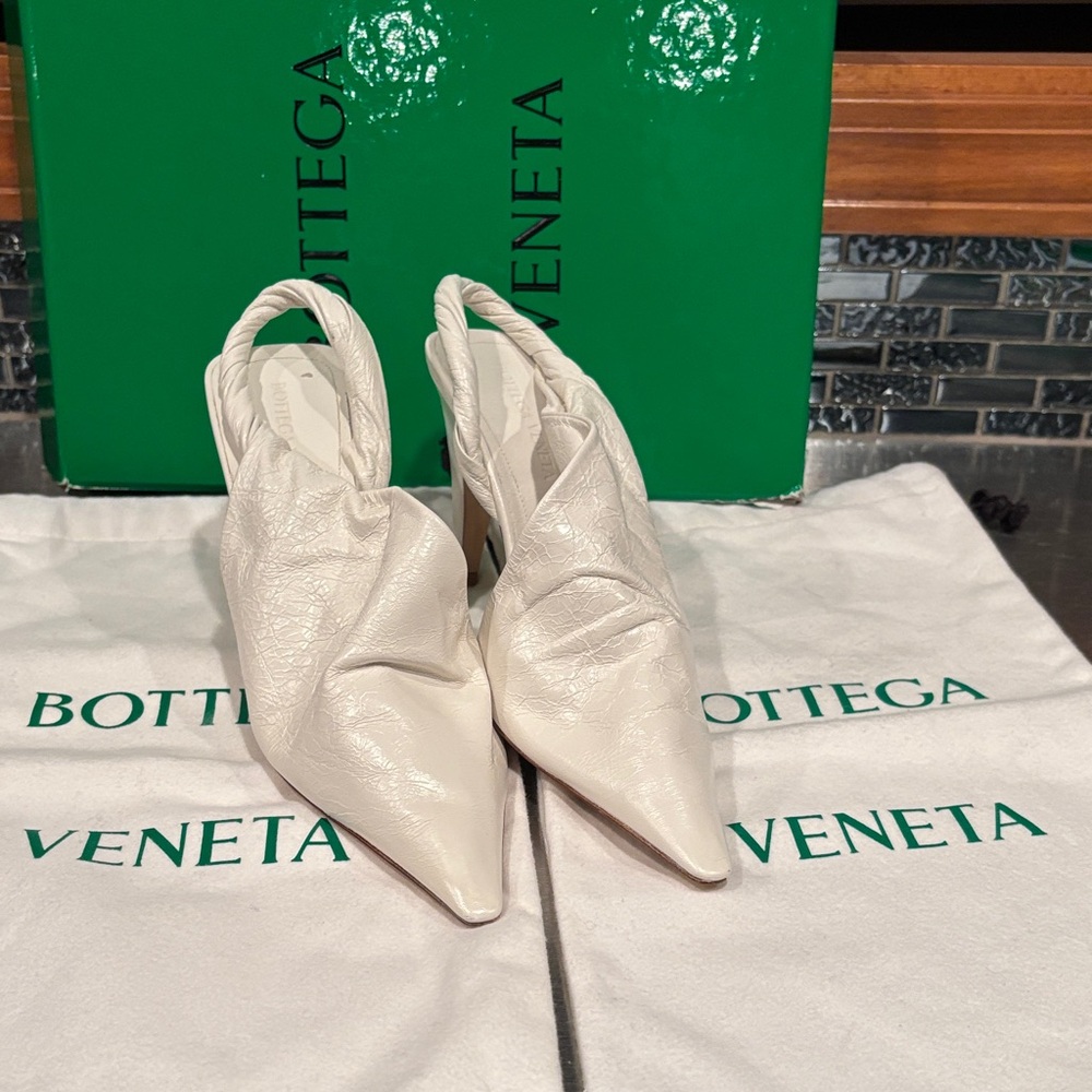 Bottega Veneta Cream Leather Pointed Toe Shoes